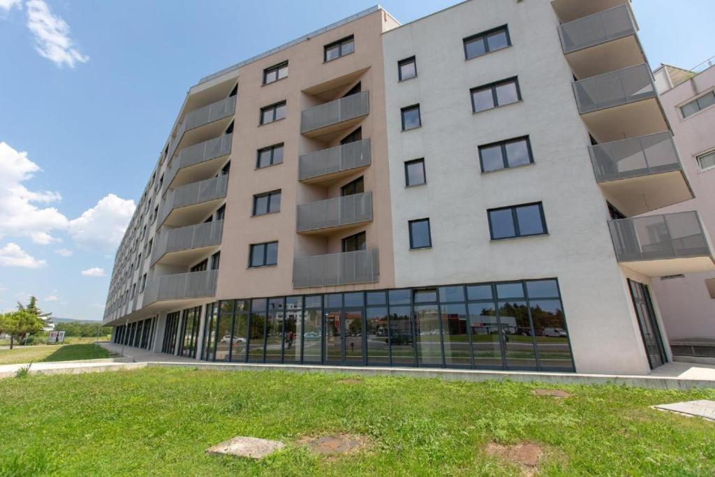 Burin Apartment Копер Екстериор снимка