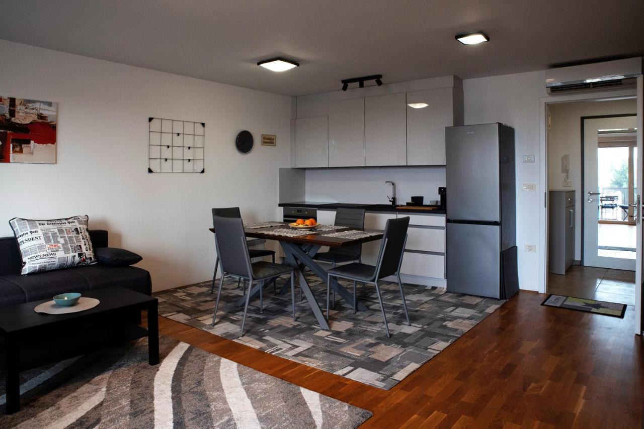 Burin Apartment Копер Екстериор снимка